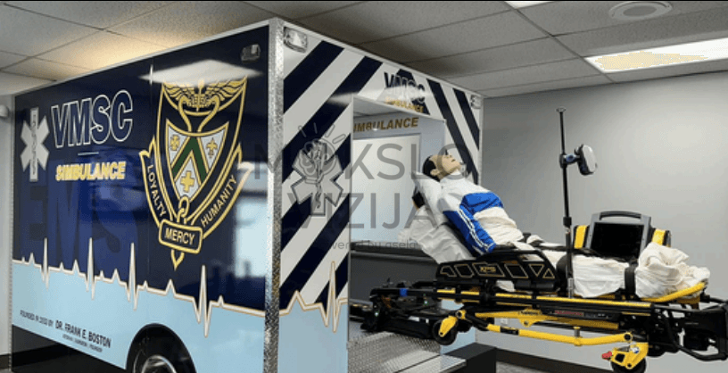 Mobili paramediko kabina – realistiška intensyviosios pagalbos stotis su stacionaria lova, medicinos įranga ir imituota greitosios pagalbos automobilio aplinka.