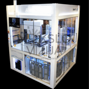 Moderni chemijos laboratorija su integruotais robotizuotais moduliais ir nuotolinio valdymo technologija.