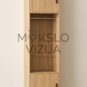 Medinė spinta su lentynomis daiktams laikyti.