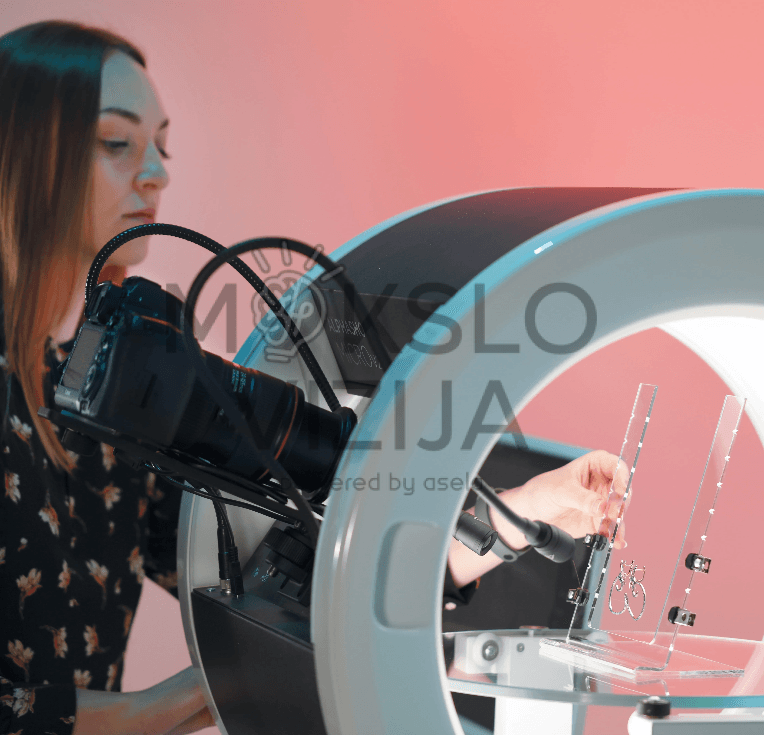 Papuošalų ir kitų smulkių produktų fotografija profesionalioje automatinėje fotostudijoje Alphastudio Micro v2