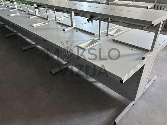 Laboratorinis stalas su kriaukle, čiaupu, viršutine lentyna ir metaliniu C formos rėmu.
