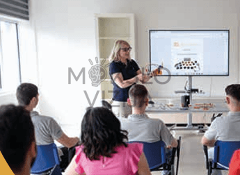 Pramonės revoliucija 4.0. Mokomosios sistemos leidžia pilnai atkurti sumažinto mastelio gamyklos veikimą mokyklos laboratorijoje, iliustruojant būsimos išmaniosios gamyklos principus.