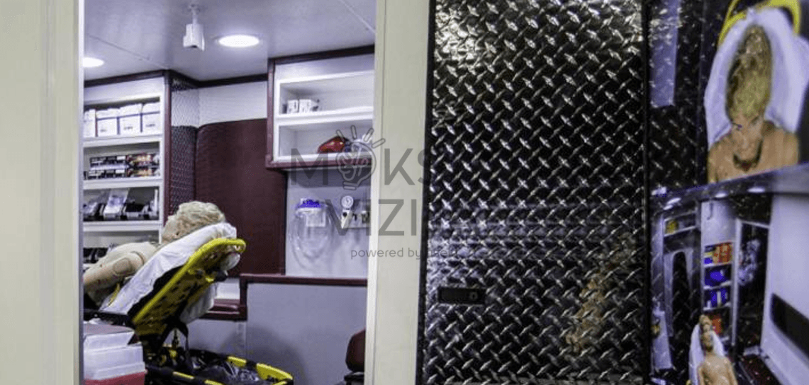 Pilna GMP kabinos imitacija su apšvietimu, baldais, lentynomis bei saugiais minkštais kampais.