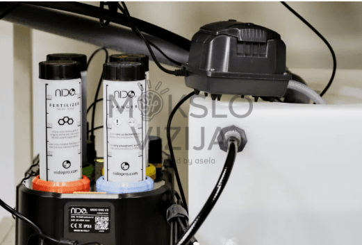 STEM laboratorijos įranga – siurblys, jutikliai ir valdymo sistema hidroponinei priežiūrai.