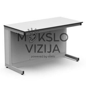 Laboratorinis mokytojo darbo stalas su pilku fenoliniu stalviršiu ir metaliniu C formos rėmu.