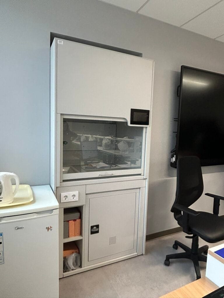 Traukos spinta chemijos kabinetui