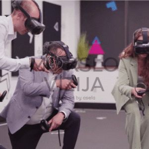 Žmonės realiame pasaulyje naudojasi VR įranga, kad atliktų praktinius mokymus.