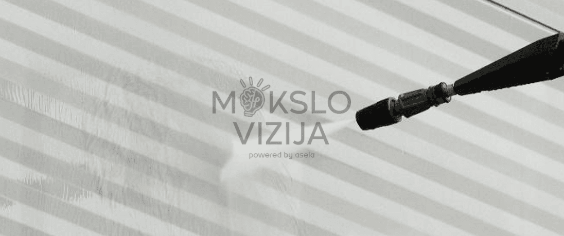 Aukšto slėgio vandens srovė valant fasadą dronu, efektyvus paviršiaus plovimas be pastolių.