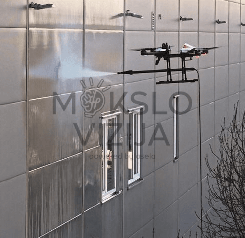 Fasado valymas dronu prie pastato langų, aukšto slėgio vandens purškimas išoriniam paviršiui.