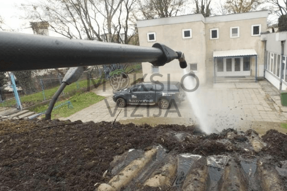 Stogo plovimas aukšto slėgio vandens srove, žarnos sistema ir tikslus purškimas valymo darbams.