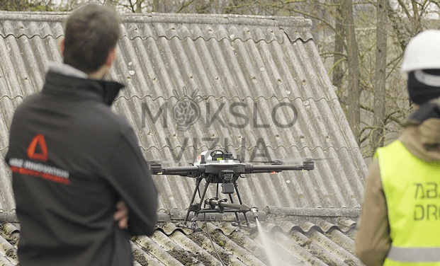 Stogo valymas dronu realiomis sąlygomis, praktinis aukštuminio plovimo darbas su vandens sistema.