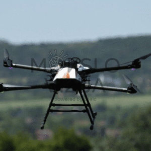 Profesionalus dronas skrydžio metu, skirtas oro stebėsenai, teritorijų apžvalgai ir duomenų rinkimui.