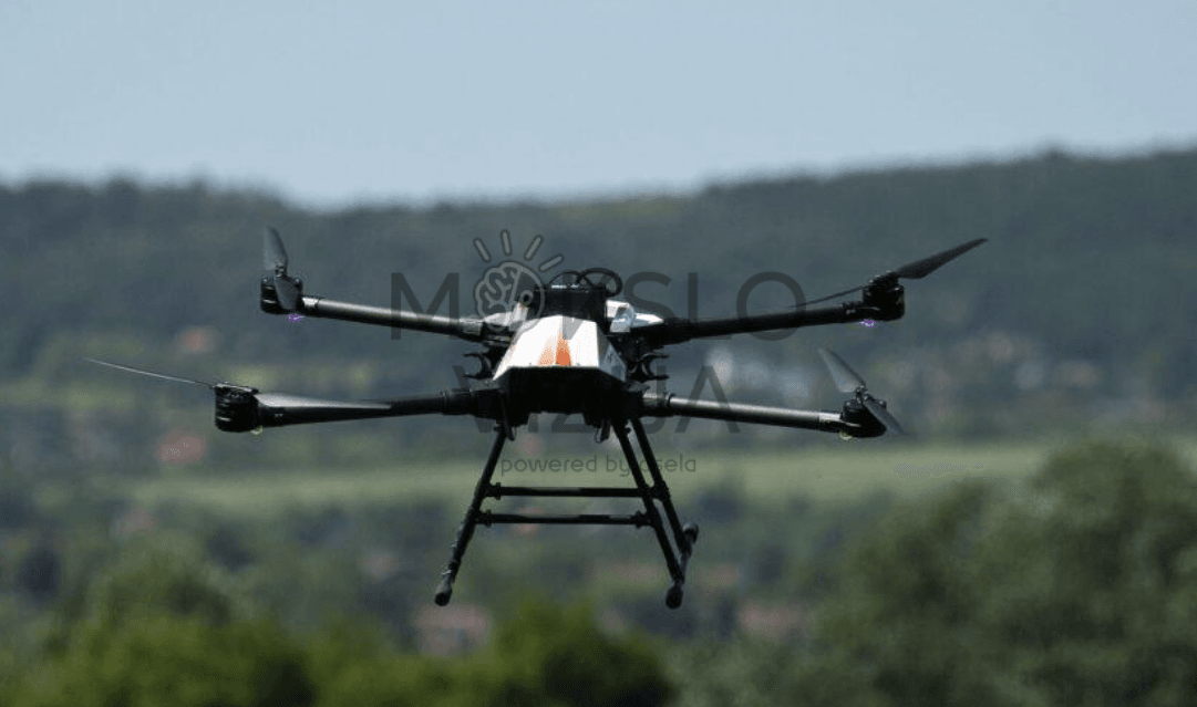 Profesionalus dronas skrydžio metu, skirtas oro stebėsenai, teritorijų apžvalgai ir duomenų rinkimui.