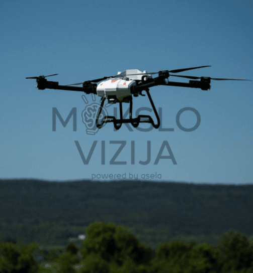 Dronas skrydyje virš atviros teritorijos, tinkamas stebėsenai, žemėlapių sudarymui ir misijų vykdymui.