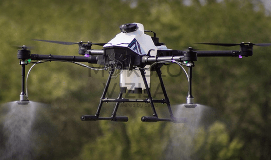 Žemės ūkio dronas su purškimo sistema augalų priežiūrai, vienodas skysčių paskirstymas ir darbas realiomis sąlygomis.
