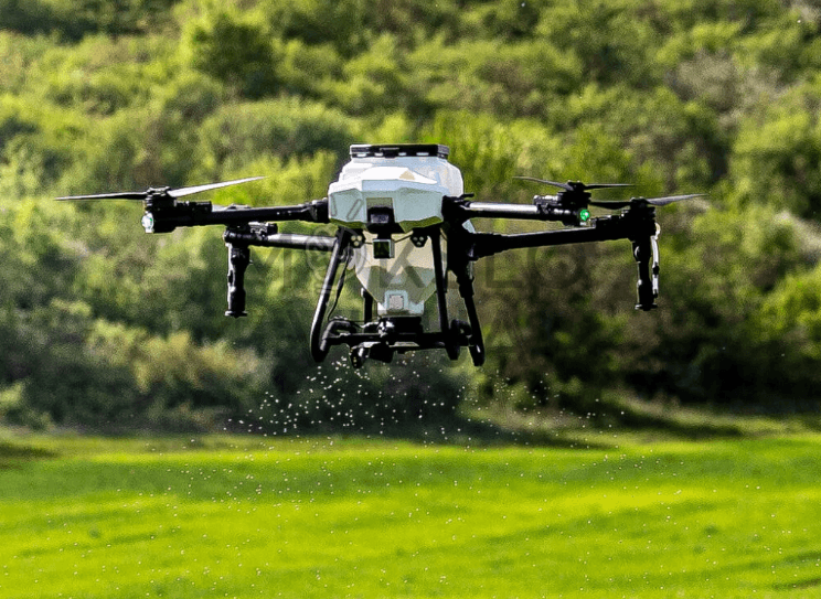 Dronas paskleidžia sėklas arba trąšas virš lauko, tolygus barstymas ir didelis darbo našumas.