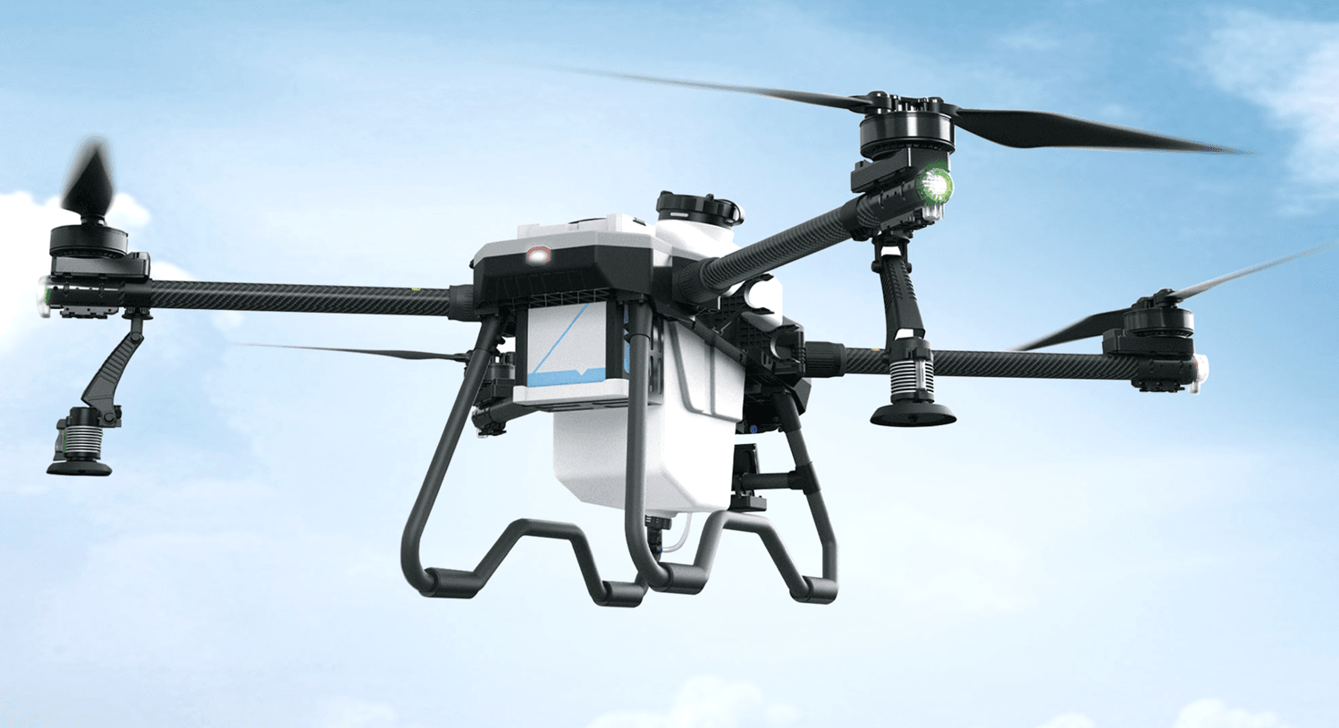 Žemės ūkio purškimo dronas skrydyje su LED apšvietimu ir purškimo sistema, skirtas tiksliam augalų priežiūros darbui.