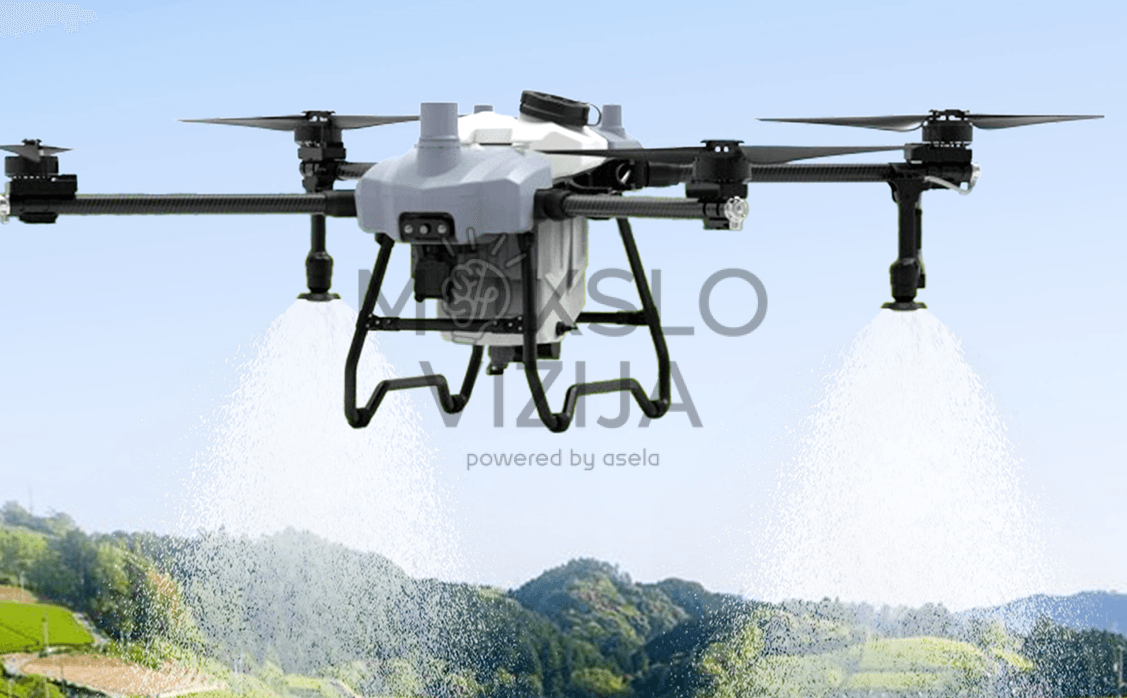 Drono valdymo pultas su programine įranga misijų planavimui, lauko žemėlapiams ir purškimo parametrų valdymui.