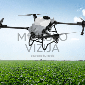 Žemės ūkio purškimo dronas skrydyje virš lauko, skirtas tiksliam purškimui ir augalų priežiūrai dideliuose plotuose.