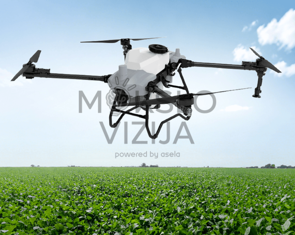 Žemės ūkio purškimo dronas skrydyje virš lauko, skirtas tiksliam purškimui ir augalų priežiūrai dideliuose plotuose.