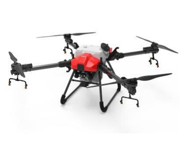 Žemės ūkio dronas purškimui baltame fone, skirtas tiksliam augalų priežiūros darbui ir tolygiam purškimo padengimui.