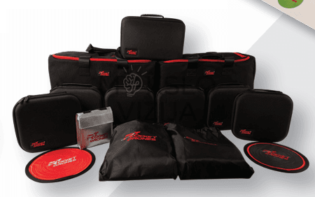 Dronų lygos įrangos rinkinys su keliais transportavimo dėklais, krepšiais ir priedais, sudėtas ant balto fono.