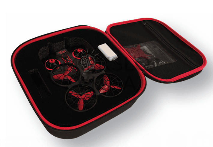 Pradedančiųjų dronas, valdiklis ir priedai tvarkingai sudėti į tvirtą transportavimo dėklą su paminkštinimu.