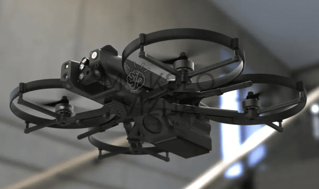 Kompaktiškas taktinis dronas su apsaugotais rotoriais ir integruota kamera skrenda patalpose prie laiptų.