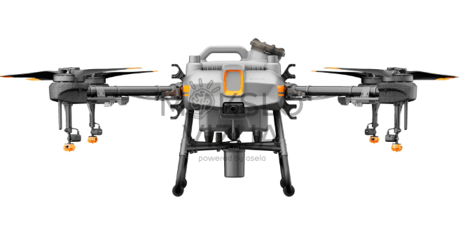 Žemės ūkio purškimo dronas iš priekio baltame fone, matyti purkštukų sistema ir tvirta konstrukcija.
