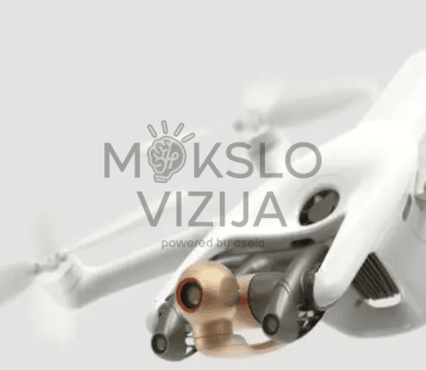 Kompaktiško drono priekinės kameros ir jutiklių modulis iš arti, matyti stabilizavimo gimbalas ir objektyvas.