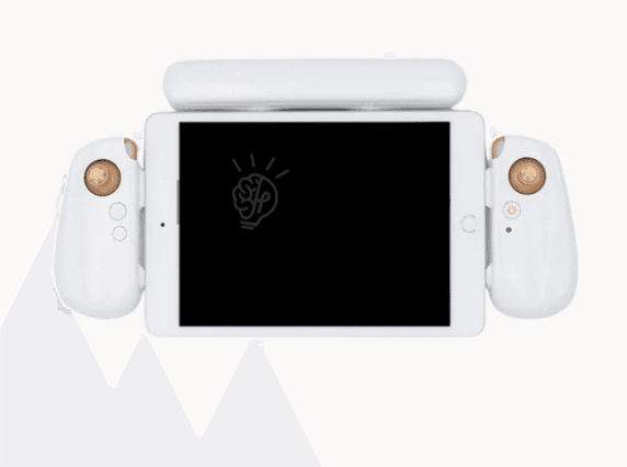 Baltas drono valdiklis su integruotu ekranu ir valdymo rankenomis, nufotografuotas baltame fone.