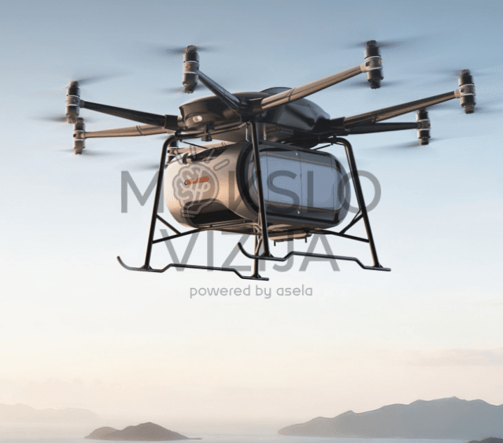 Krovininis dronas su krovinio konteineriu skrenda ore, matomas iš arti, aiškiai matoma tvirta konstrukcija.