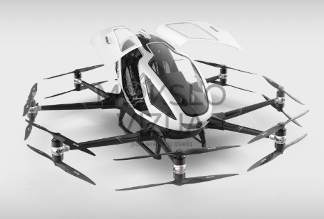 Keli autonominiai elektriniai dviviečiai orlaiviai sustatyti aikštelėje, paruošti skrydžio operacijoms ir floto valdymui.