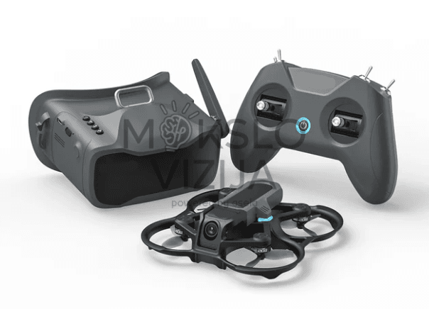 FPV rinkinys su akiniais, nuotolinio valdymo pultu ir mini dronu su apsaugotais propeleriais, nufotografuotas baltame fone.