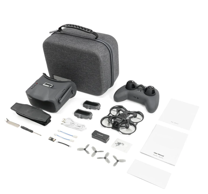 FPV drono komplektas su transportavimo dėklu, akiniais, valdikliu, mini dronu, baterijomis, laidais, atsarginiais propeleriais ir įrankiais.