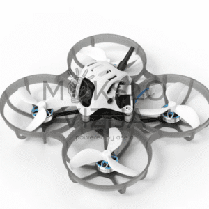 Mini FPV dronas su keturiais propeleriais ir apsauginiais lankais, viršuje matoma kamera ir antena, baltas fonas.