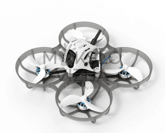 Mini FPV dronas su keturiais propeleriais ir apsauginiais lankais, viršuje matoma kamera ir antena, baltas fonas.