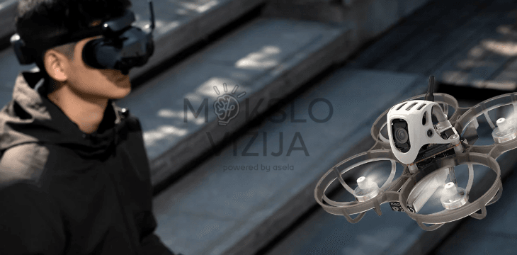 Žmogus su FPV akiniais stebi mini droną su propelerių apsaugomis, skrendantį lauko aplinkoje prie laiptų.