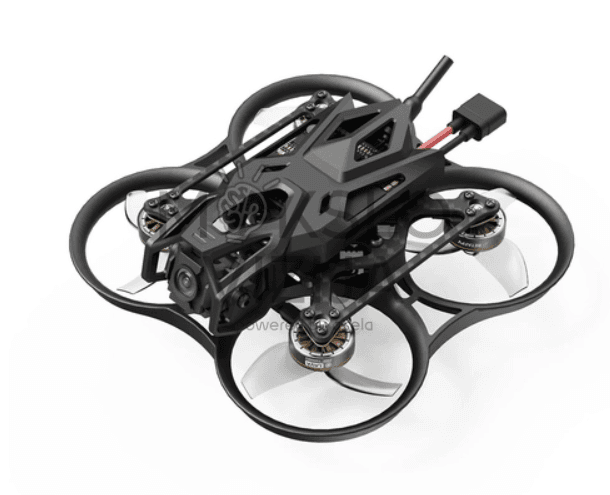 Kompaktiškas mini FPV dronas su propelerių apsaugomis, tvirtu rėmu ir priekine kamera, nufotografuotas baltame fone.