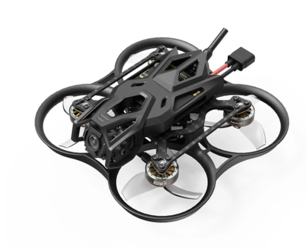Kompaktiškas mini FPV dronas su propelerių apsaugomis, tvirtu rėmu ir priekine kamera, nufotografuotas baltame fone.