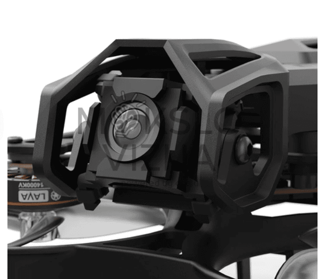 Mini FPV drono kamera iš arti, matomas objektyvas ir apsauginis rėmelis, skirtas smūgių sumažinimui.