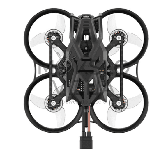 Mini FPV dronas žiūrint iš viršaus, matoma simetriška konstrukcija, keturi rotoriai ir apsauginiai lankai.