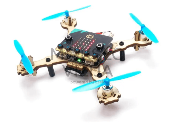 Mažas edukacinis dronas su keturiais mėlynais propeleriais ir elektronikos plokšte, nufotografuotas baltame fone.