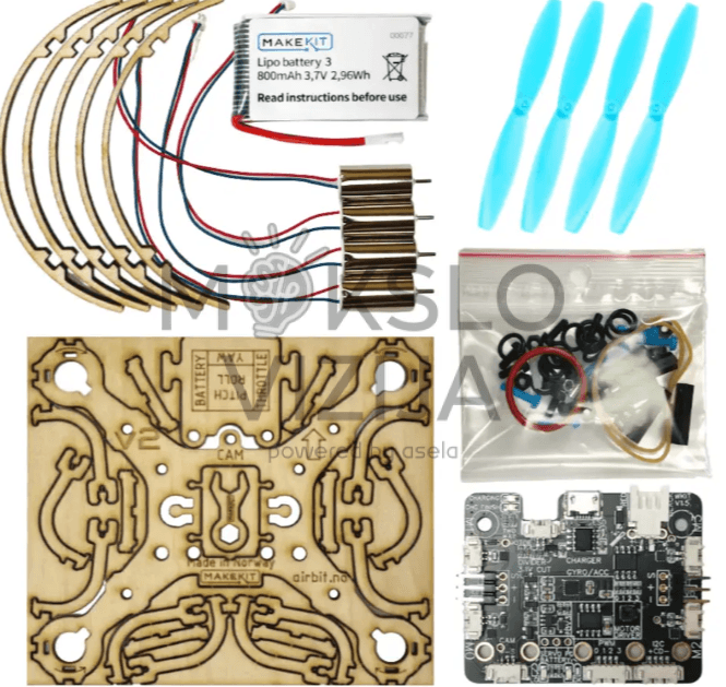 Edukacinio drono rinkinio detalės – medinis rėmas, varikliai, baterija, propeleriai, elektronikos plokštė ir tvirtinimo elementai.
