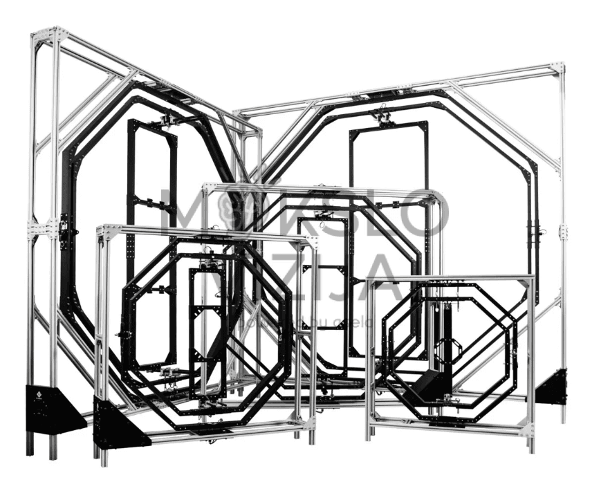 Didelis giroskopinis testavimo stendas su keliomis rėmo konstrukcijomis, skirtas dronų stabilizacijos bandymams, baltame fone.