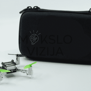 Edukacinis mini dronas su propeleriais padėtas šalia tvirto transportavimo dėklo, skirto saugiam laikymui ir pervežimui.