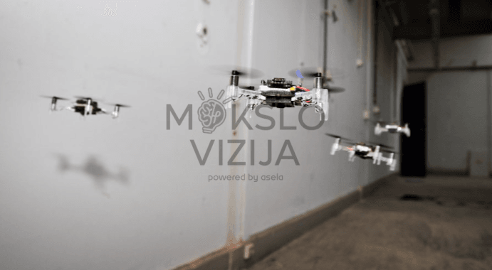 Keli mini dronai skrenda patalpose koridoriuje, matomas stabilus skrydis ir saugi treniruočių aplinka.