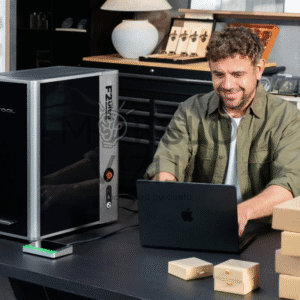 Uždaro tipo dviejų lazerių graviruoklis ant stalo, skirtas greitam metalų ir nemetalinių medžiagų ženklinimui.