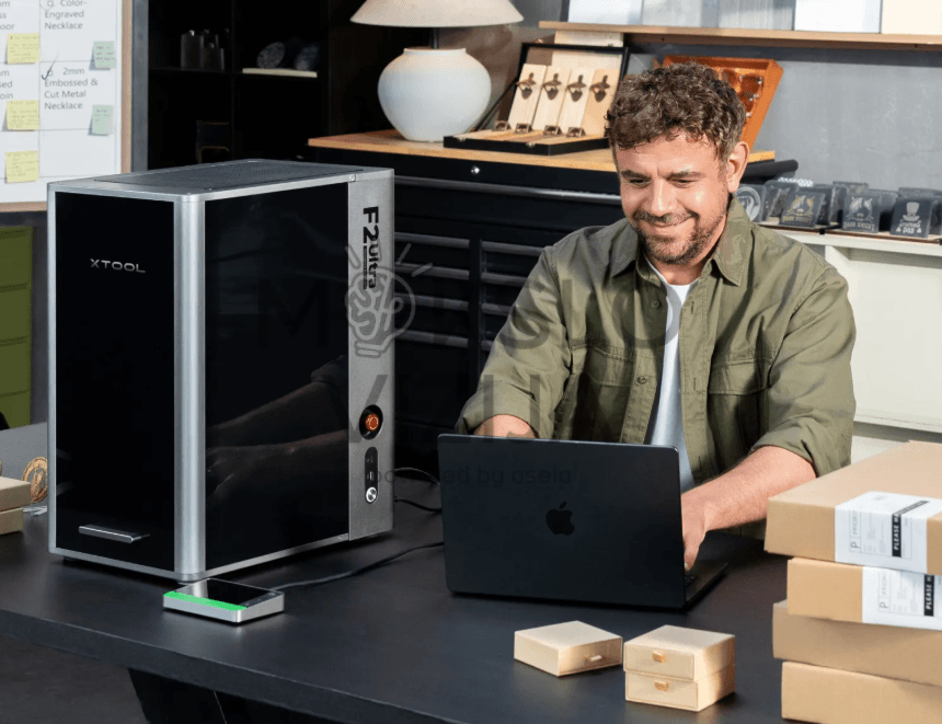 Uždaro tipo dviejų lazerių graviruoklis ant stalo, skirtas greitam metalų ir nemetalinių medžiagų ženklinimui.