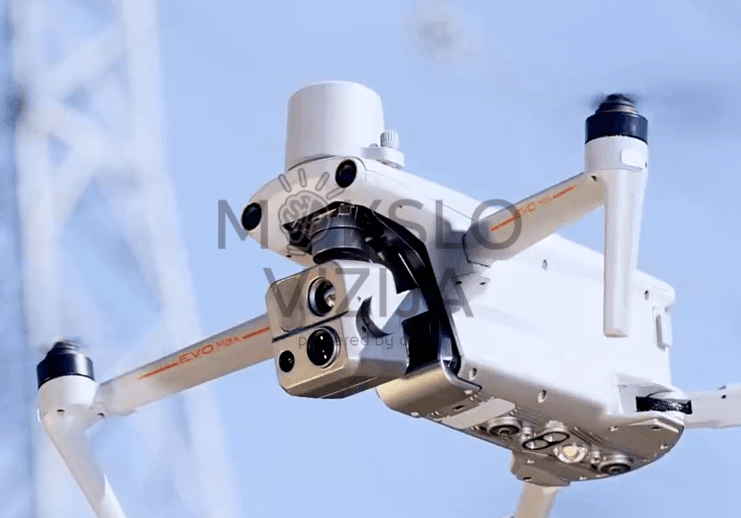 Autel EVO Max 4T dronas su termovizoriumi ir vizualine kamera iš arti